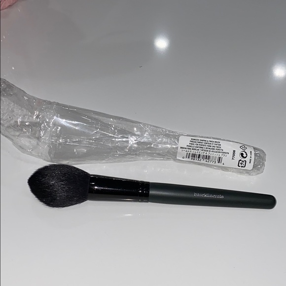 bareMinerals Other - NEW BARE MINERALS SEAMLESS SHAPING & FINISH BRUSH!